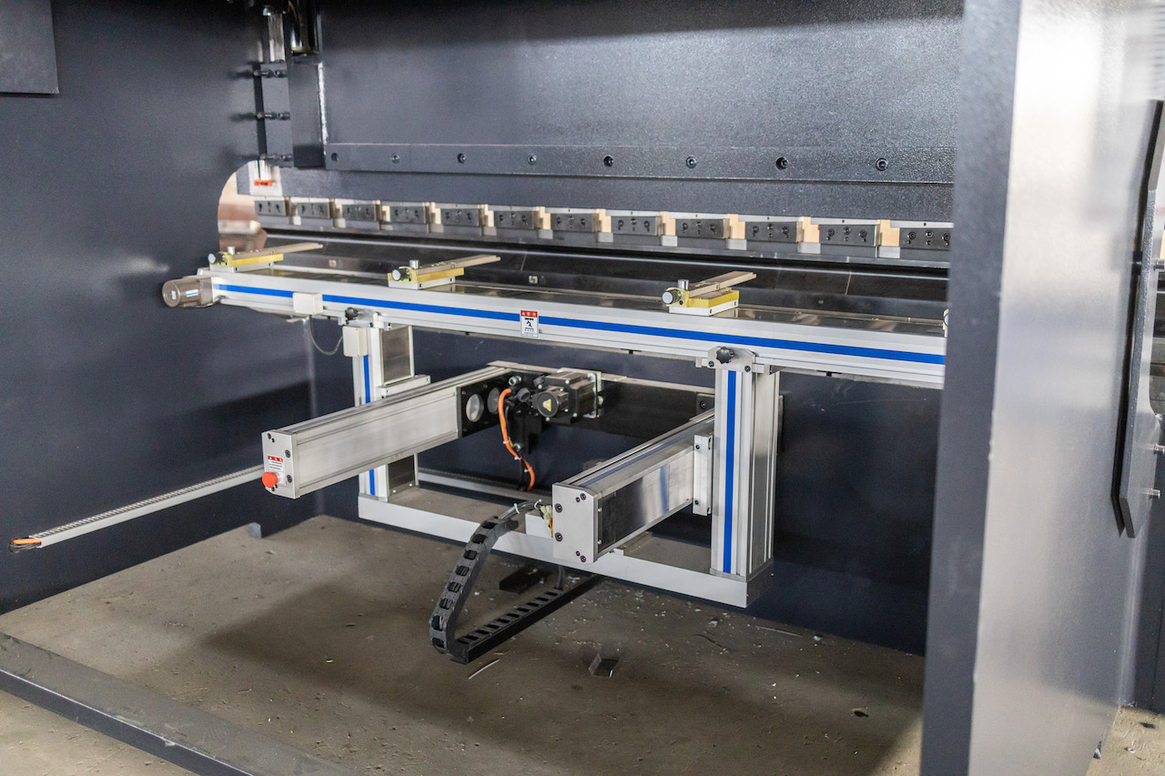 100t ไฮดรอลิก Cnc เบรคกด Crowning Cnc Press Brake Delem