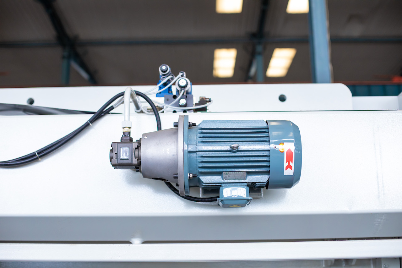 100t ไฮดรอลิก Cnc เบรคกด Crowning Cnc Press Brake Delem