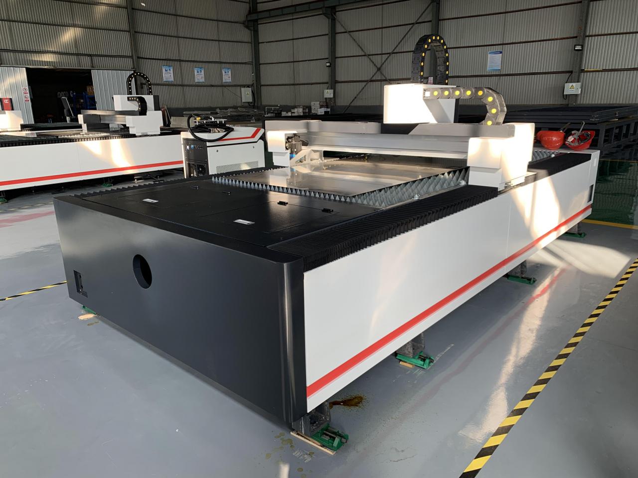 1kw 1.5kw 2kw Fiber Laser Cutting Machine For Metal Sheet Cutting 3000x1500mm 1kw 1.5kw 2kw เครื่องตัดไฟเบอร์เลเซอร์สำหรับการตัดแผ่นโลหะ 3000x1500mm