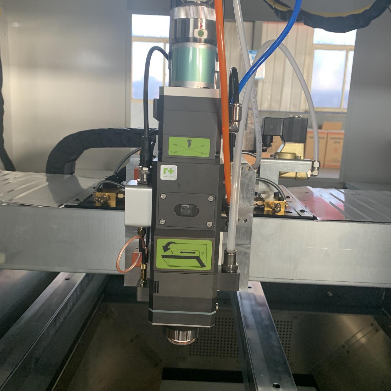 1kw 2kw Good Price Fiber Laser Cutting Machine For Sheet Metal 1kw 2kw ราคาดีเครื่องตัดไฟเบอร์เลเซอร์สำหรับแผ่นโลหะ