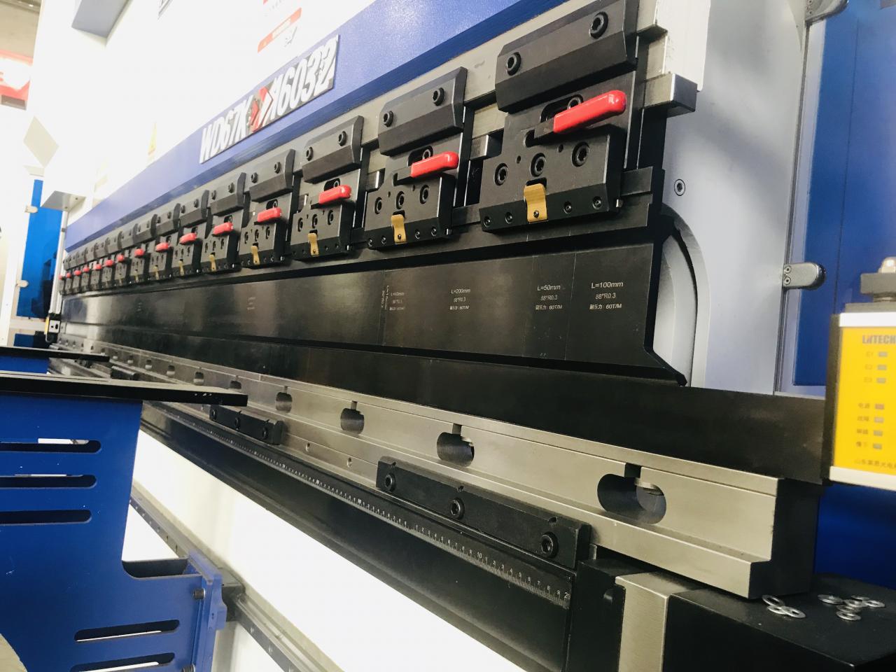 200t 300t มาตรฐานอุตสาหกรรมกดเบรก Cnc ไฮดรอลิกดเบรกเครื่อง