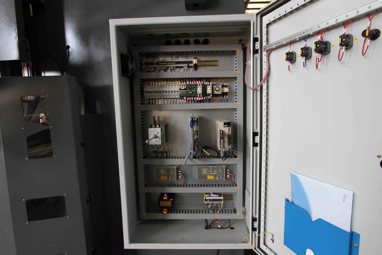 200t 300t มาตรฐานอุตสาหกรรมกดเบรก Cnc ไฮดรอลิกดเบรกเครื่อง