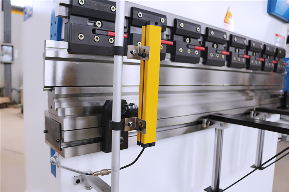 3+1 Axis Cnc Hydraulic Press Brake With Esa System เบรคกดไฮดรอลิกซีเอ็นซี 3 + 1 แกนพร้อมระบบ Esa