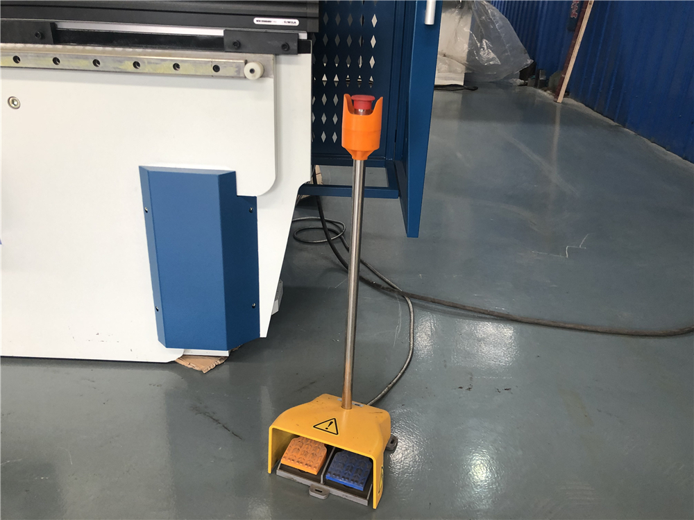 3+1 Axis Cnc Hydraulic Press Brake With Esa System เบรคกดไฮดรอลิกซีเอ็นซี 3 + 1 แกนพร้อมระบบ Esa