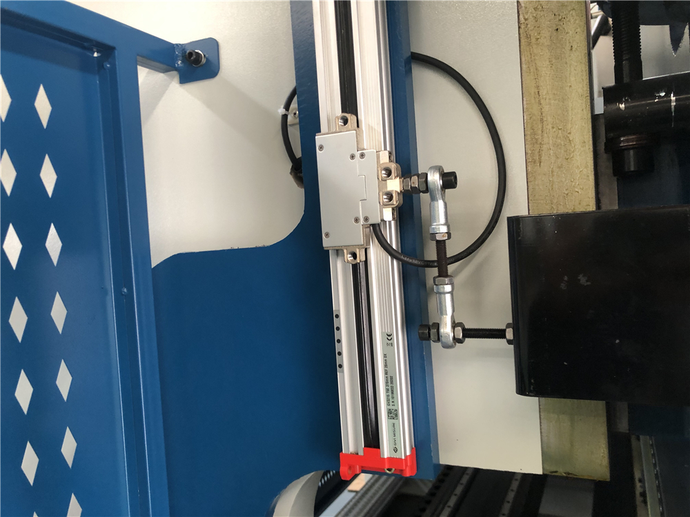 3+1 Axis Cnc Hydraulic Press Brake With Esa System เบรคกดไฮดรอลิกซีเอ็นซี 3 + 1 แกนพร้อมระบบ Esa