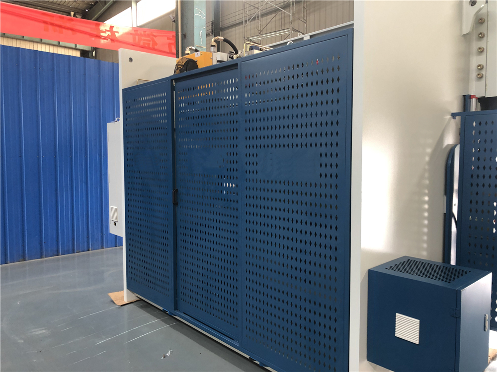 3+1 Axis Cnc Hydraulic Press Brake With Esa System เบรคกดไฮดรอลิกซีเอ็นซี 3 + 1 แกนพร้อมระบบ Esa