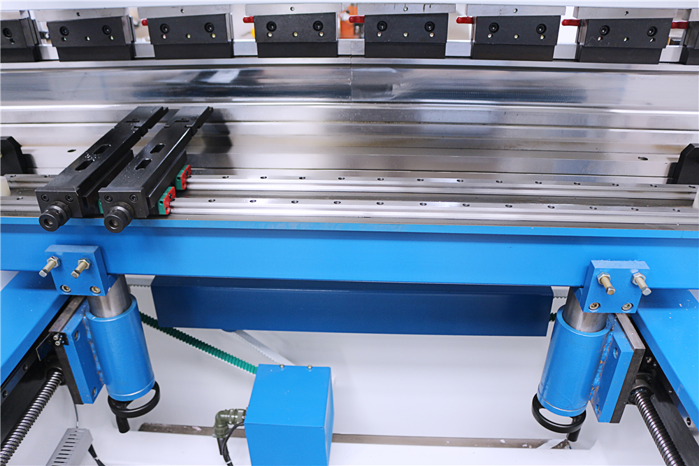 3+1 Axis Cnc Hydraulic Press Brake With Esa System เบรคกดไฮดรอลิกซีเอ็นซี 3 + 1 แกนพร้อมระบบ Esa