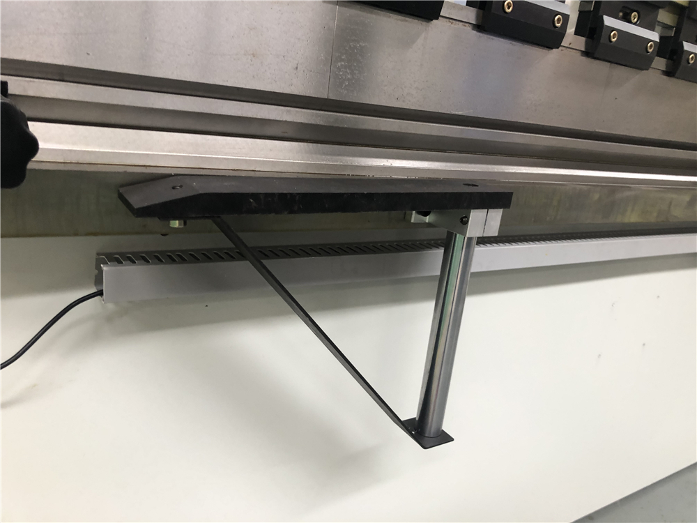 3+1 Axis Cnc Hydraulic Press Brake With Esa System เบรคกดไฮดรอลิกซีเอ็นซี 3 + 1 แกนพร้อมระบบ Esa