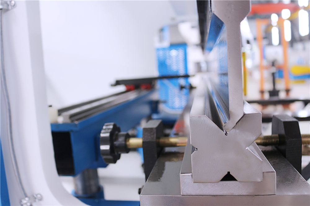 3+1 Axis Cnc Hydraulic Press Brake With Esa System เบรคกดไฮดรอลิกซีเอ็นซี 3 + 1 แกนพร้อมระบบ Esa