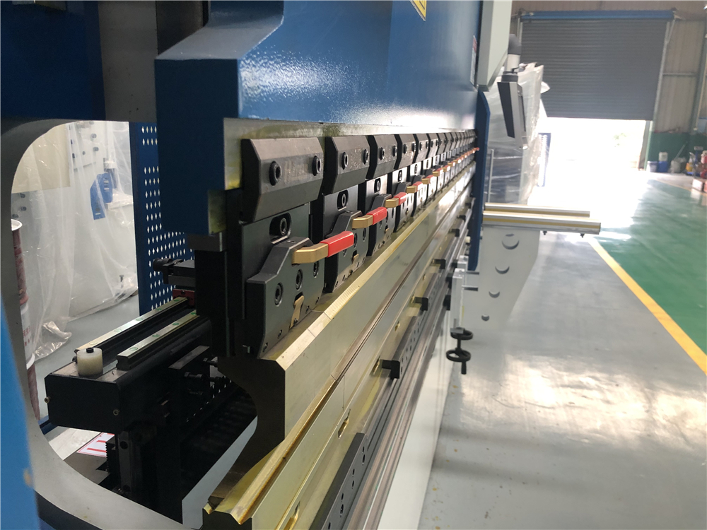 3+1 Axis Cnc Hydraulic Press Brake With Esa System เบรคกดไฮดรอลิกซีเอ็นซี 3 + 1 แกนพร้อมระบบ Esa