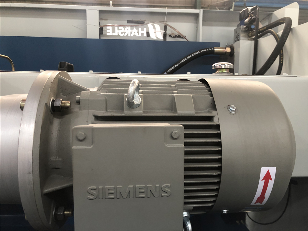 3+1 Axis Cnc Hydraulic Press Brake With Esa System เบรคกดไฮดรอลิกซีเอ็นซี 3 + 1 แกนพร้อมระบบ Esa