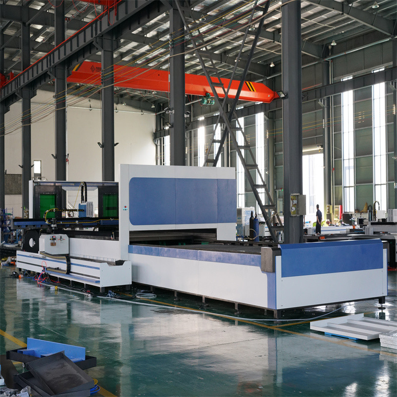 เครื่องตัดไฟเบอร์เลเซอร์ 500W 1500W 4Kw เครื่องตัดเลเซอร์แผ่นโลหะ 2000Watt 3kw