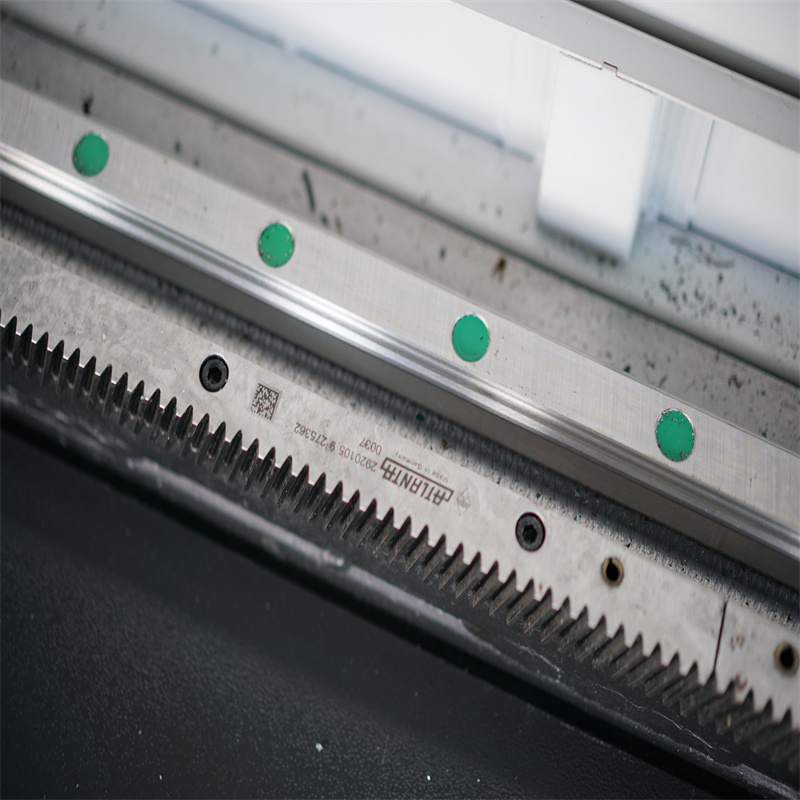 เครื่องตัดไฟเบอร์เลเซอร์ 500W 1500W 4Kw เครื่องตัดเลเซอร์แผ่นโลหะ 2000Watt 3kw