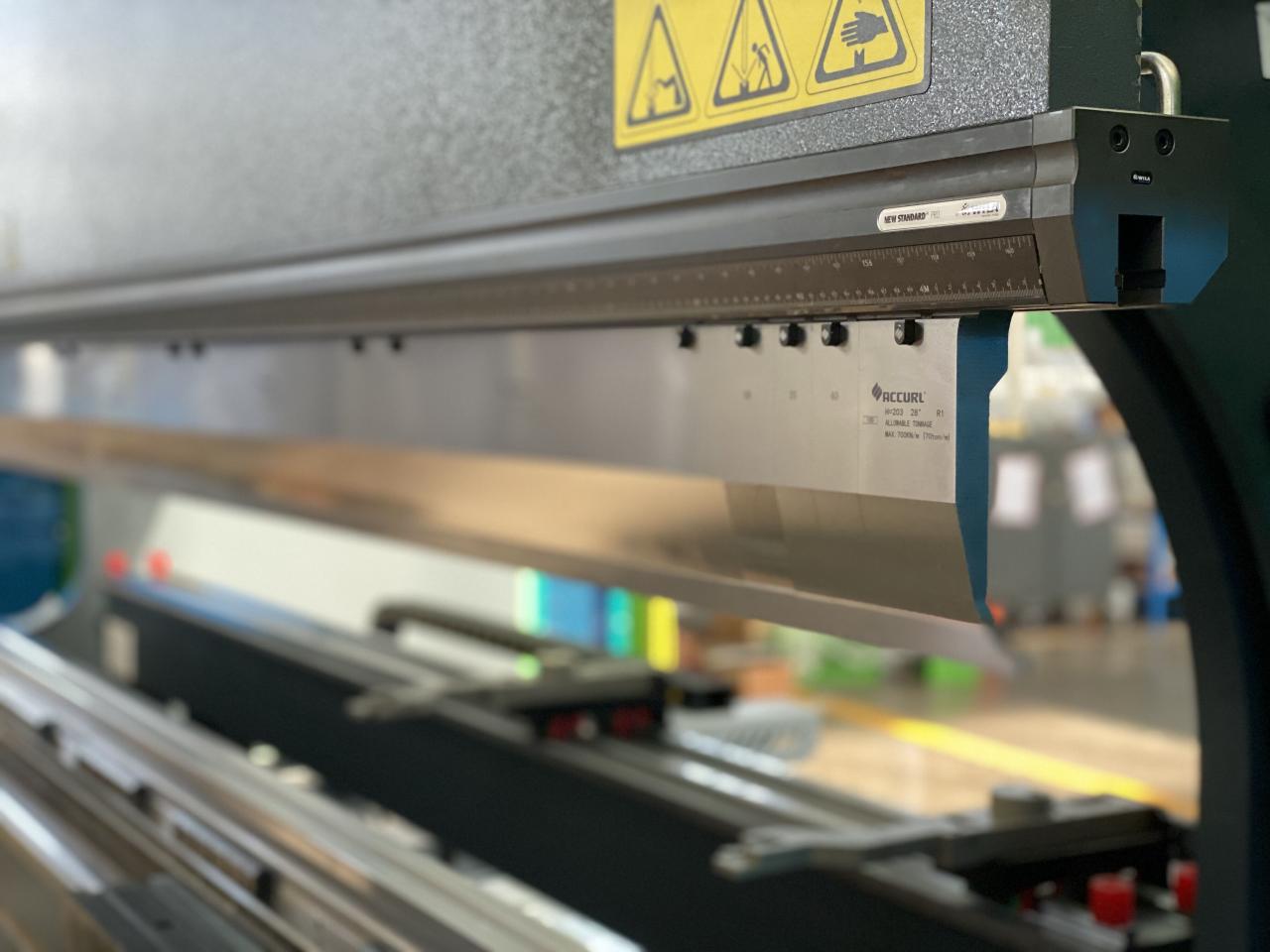 China 220t Cnc Bending Machine 6+1 Axis Hydraulic Press Brake Price จีน 220t Cnc Bending Machine 6 + 1 แกนไฮดรอลิกดเบรคราคา