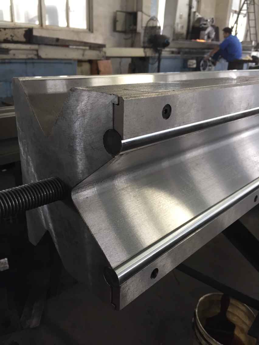 Full Automatic High Power Sheet Bending Machine And Cnc Press Brake Machine เครื่องดัดแผ่นพลังงานสูงอัตโนมัติเต็มรูปแบบและเครื่องกดเบรกซีเอ็นซี