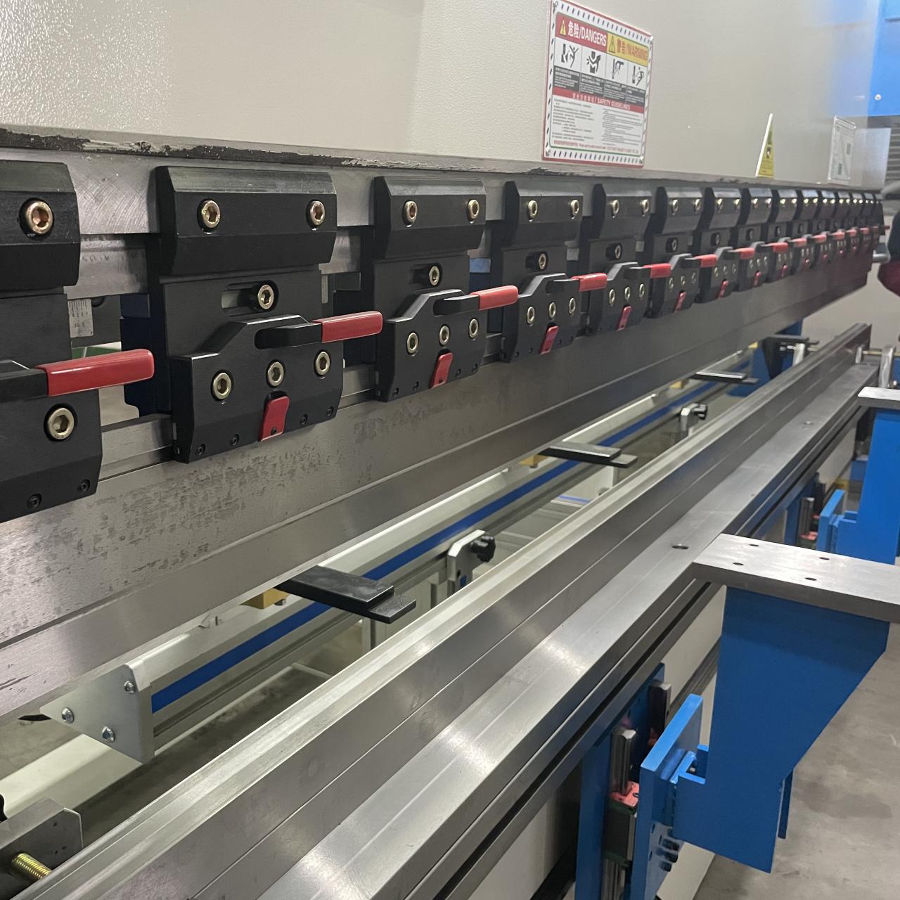 High Quality 3m Press Brake Machine Hydraulic 100 Ton For Sheet Metal Bending เครื่องกดเบรก 3m คุณภาพสูงไฮดรอลิก 100 ตันสำหรับการดัดแผ่นโลหะ