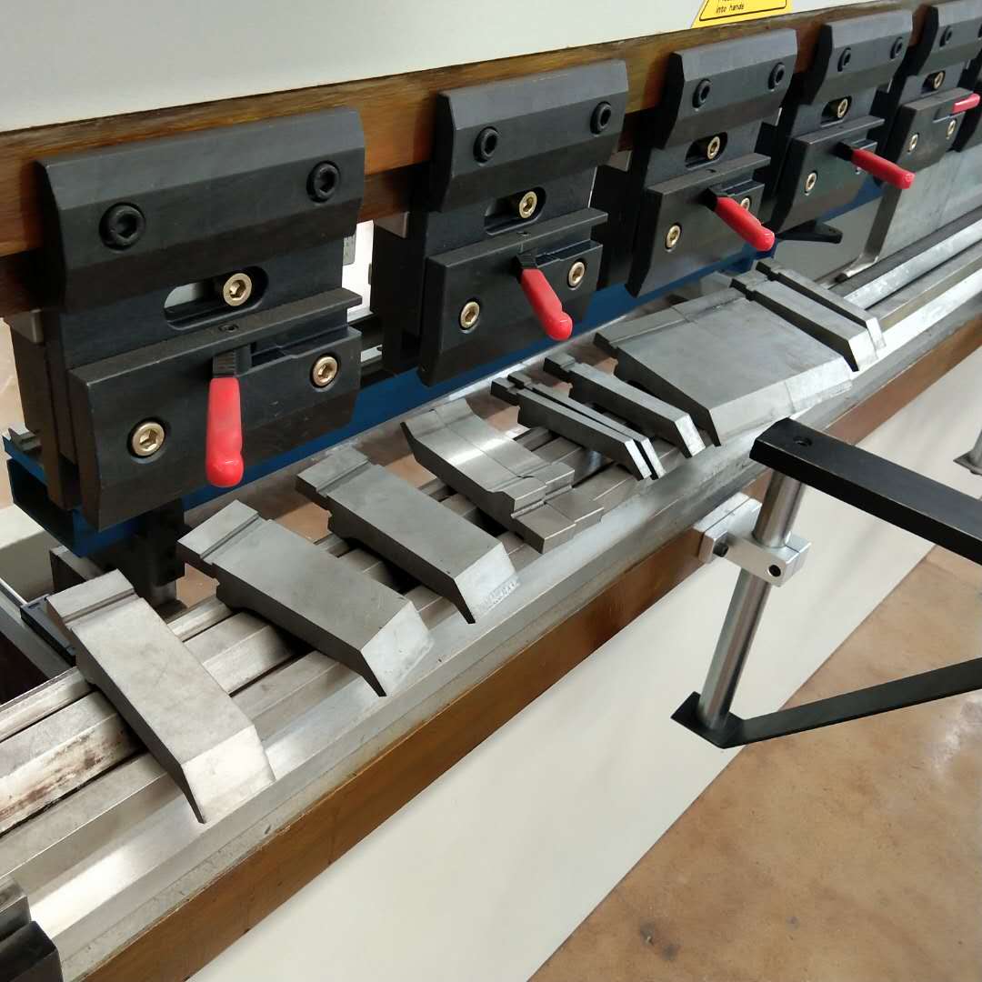 เบรคกดไฮดรอลิกขนาด 130t / 3200mm 4 + 1 แกน Delem Da53t Cnc Press Brake