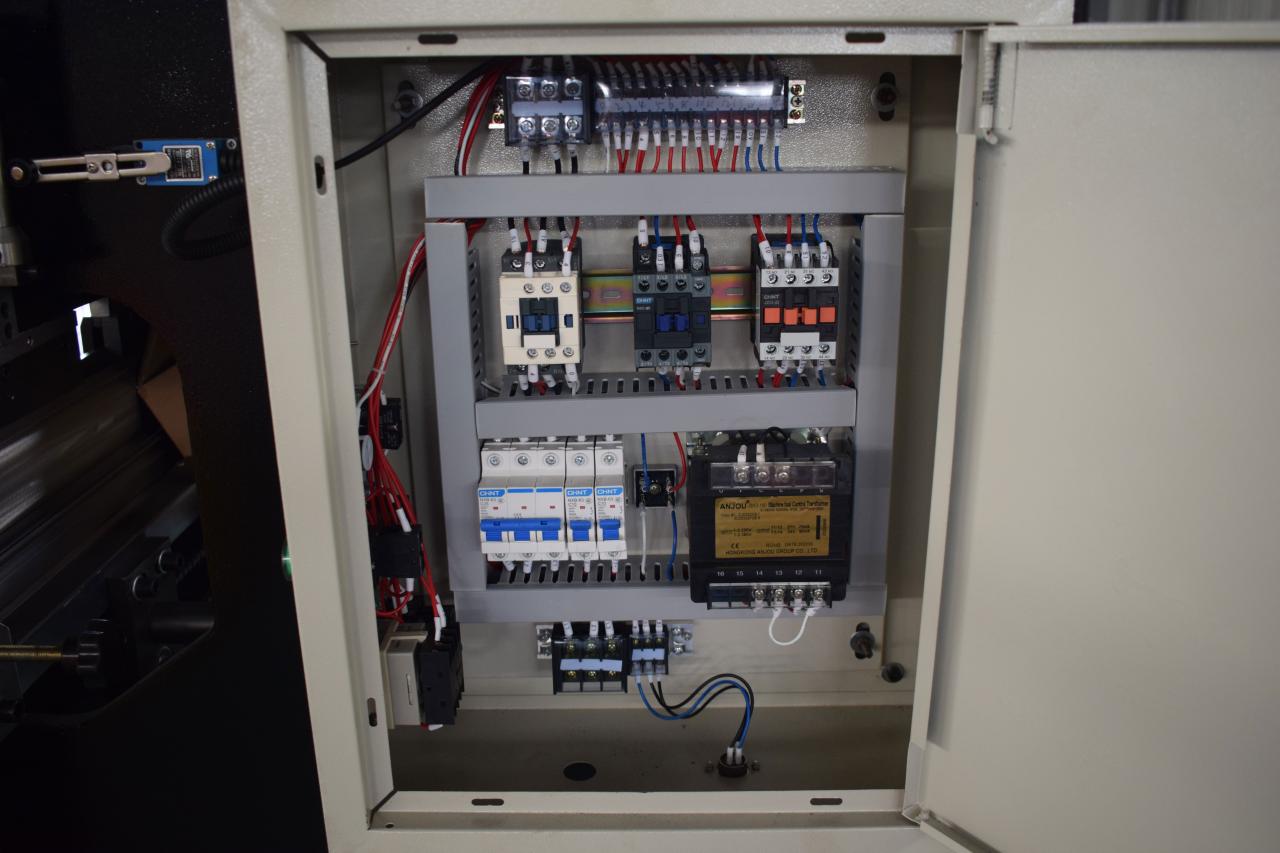 เครื่องกดเบรก Cnc ดัดแผ่นโลหะไฮดรอลิก Wc67y