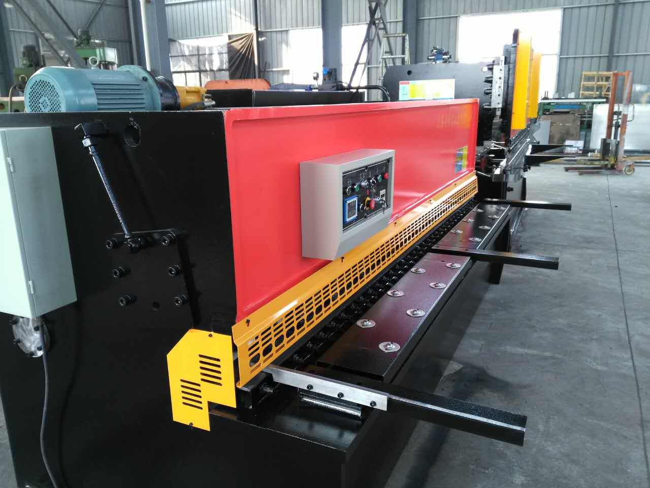 Hydraulic Swing Beam Guillotine Shears Qc12y-4x2500 ไฮดรอลิกสวิงบีมกรรไกรกิโยติน Qc12y-4x2500