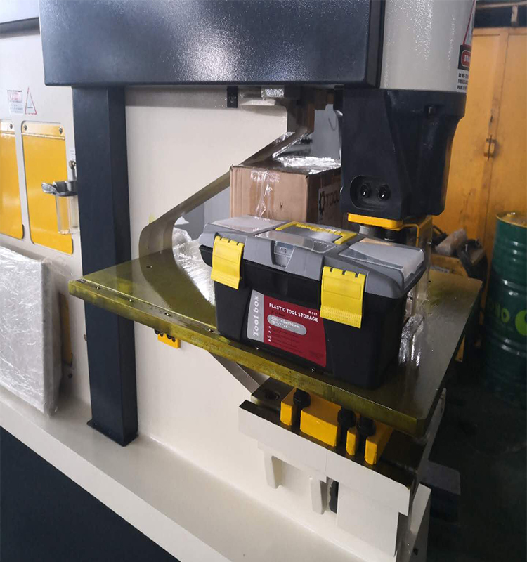 Metal Cutting Hydraulic Steelworkers Machine For Punching Cropping Notching Cutting เครื่องตัดเหล็กไฮดรอลิกสำหรับเจาะการตัดการครอบตัด