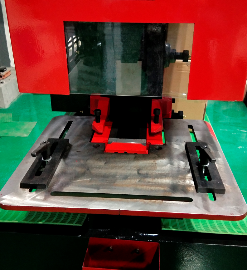 Q35y Series Hydraulic Ironworker Shearing And Punching Machine Q35y Series ช่างเหล็กไฮดรอลิกตัดและเจาะเครื่อง