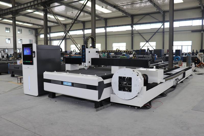 เครื่องตัดเลเซอร์แผ่นท่อโลหะ Cnc โรตารี่ 2000w เครื่องตัดไฟเบอร์เลเซอร์