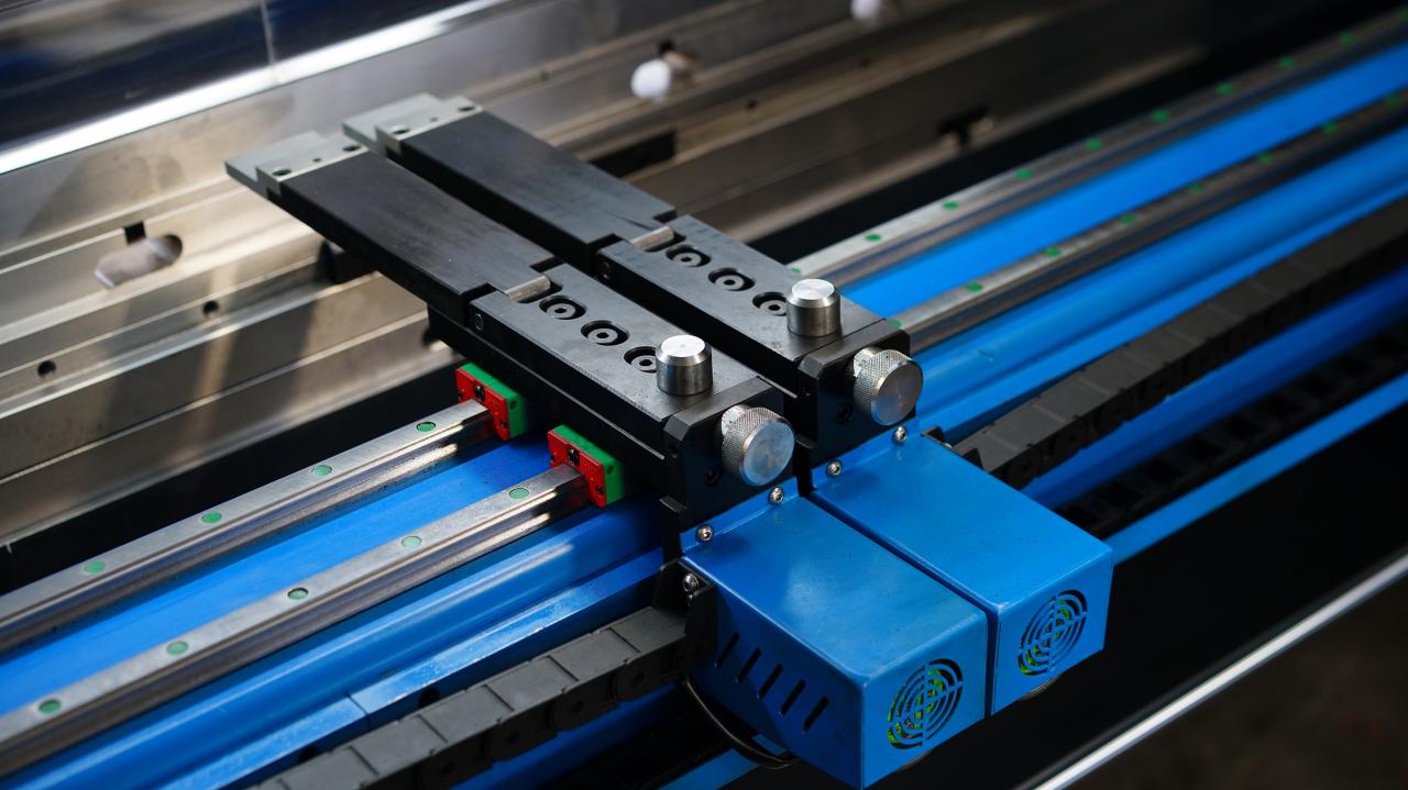 Wc67k-400T Cnc Plc เครื่องดัดแผ่นด้วยตนเอง Hydraulic Nc Press Brake Machine